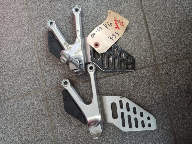 Кронштейн с подножкой в сборе YAMAHA YZFR6 2007